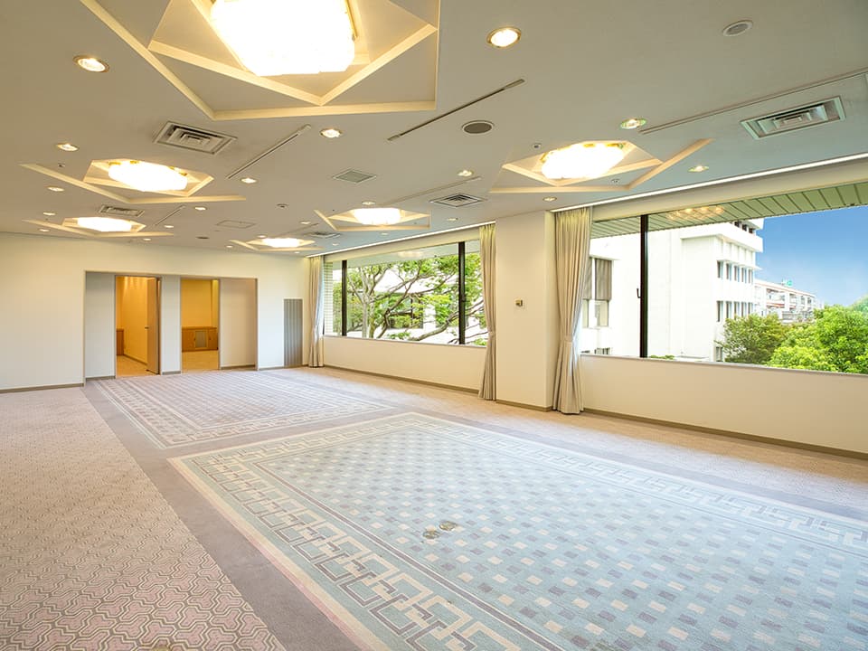 多目的ルーム【Keyaki -欅-】（3F）　四季折々の情景をたたえた日本庭園を一望出来る会場です。多くのゲストが集うロビー階に位置しており、移ろいゆく自然の美しさを愛でながらご利用いただけます。