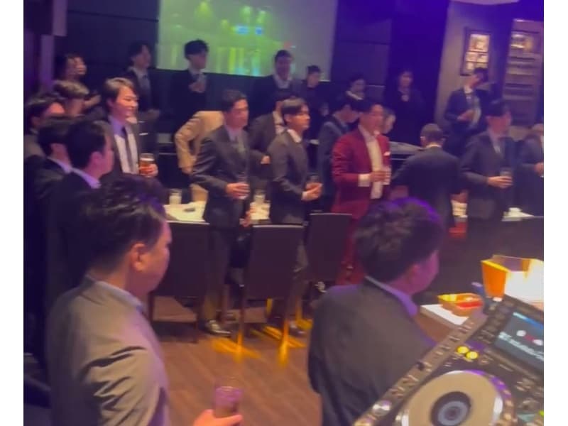 🎊企業・団体パーティーの実績多数🎊
会社の打ち上げ・忘年会・新年会・表彰式まで大型パーティーを多数開催してきた実績あり！最大110名まで対応の完全貸切フロアで、プロの幹事サポートを受けながら最高の宴を。