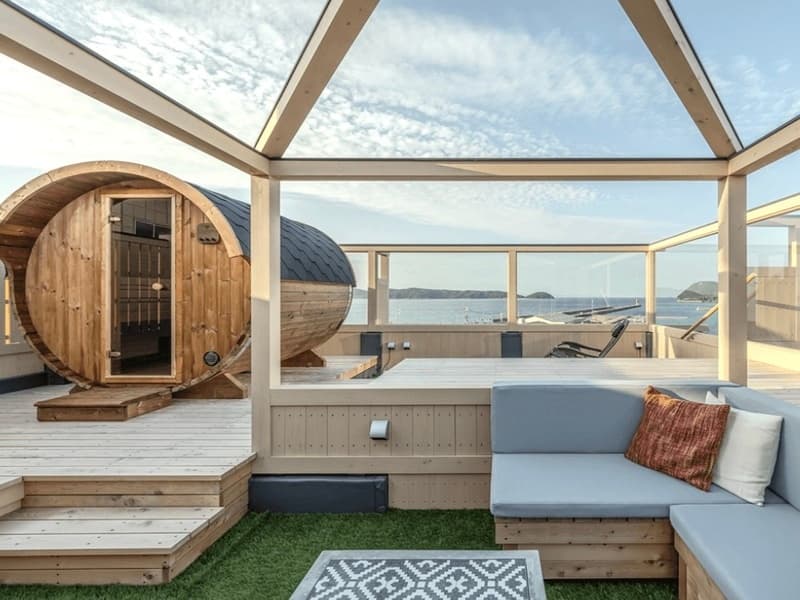 太平洋と加太漁港を見晴らす最上階に設けられた
ルーフトップ サウナ＆スパKisssshu Gazebo～キッシュー・ガゼボ～
