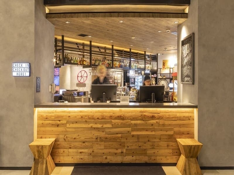 バー併設のフロントカウンターでお酒と会話を
お楽しみください