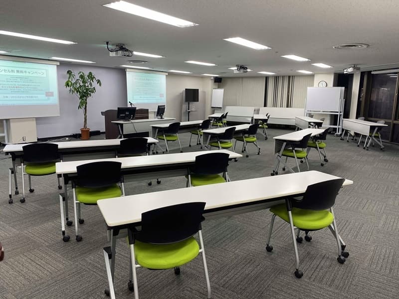 【WEB会議対応】
大型モニターやプロジェクターにリモート参加者を表示、
会場とのコミュニケーションもスムーズ！