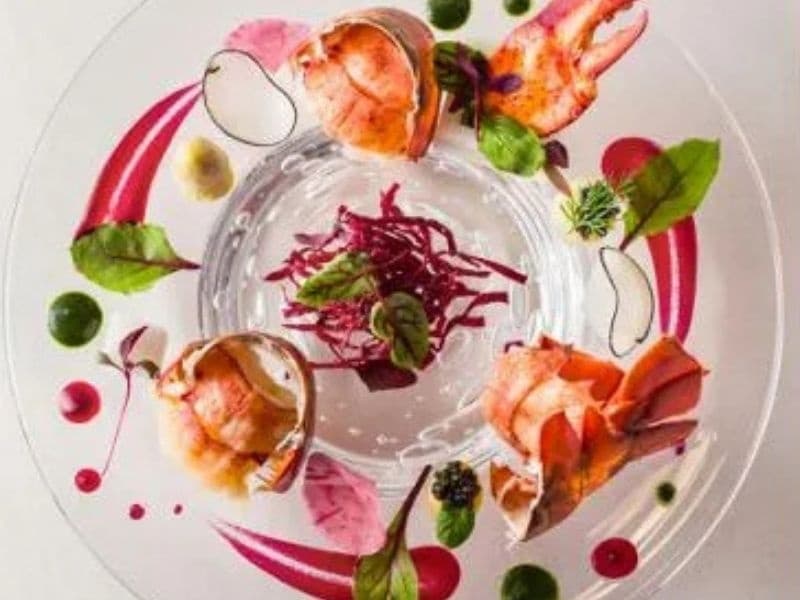 AKAGANE RESORT KYOTO HIGASHIYAMA 1925でご提供するお料理は「ヘルス＆ビューティ－」をテーマに、旬の野菜が持つ旨味を最大限に引き出す調理法でお楽しみいただける特別なもの。