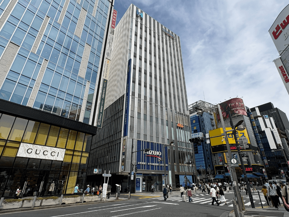 JR新宿駅東口から徒歩1分｜みずほ銀行の看板が目印のヒューリック新宿ビル4Fです