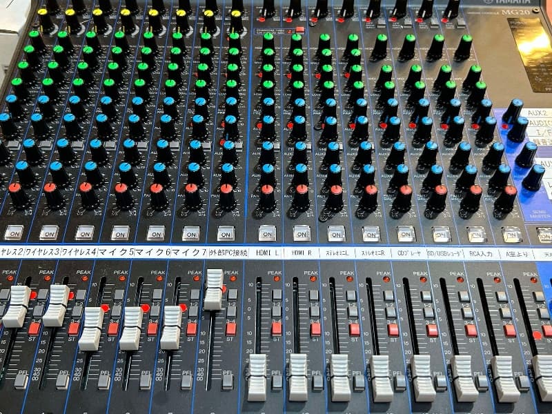 ■音響装置

マイクの音量などを設定する装置です。
小さなお部屋以外の部屋にはすべて備え付けています。