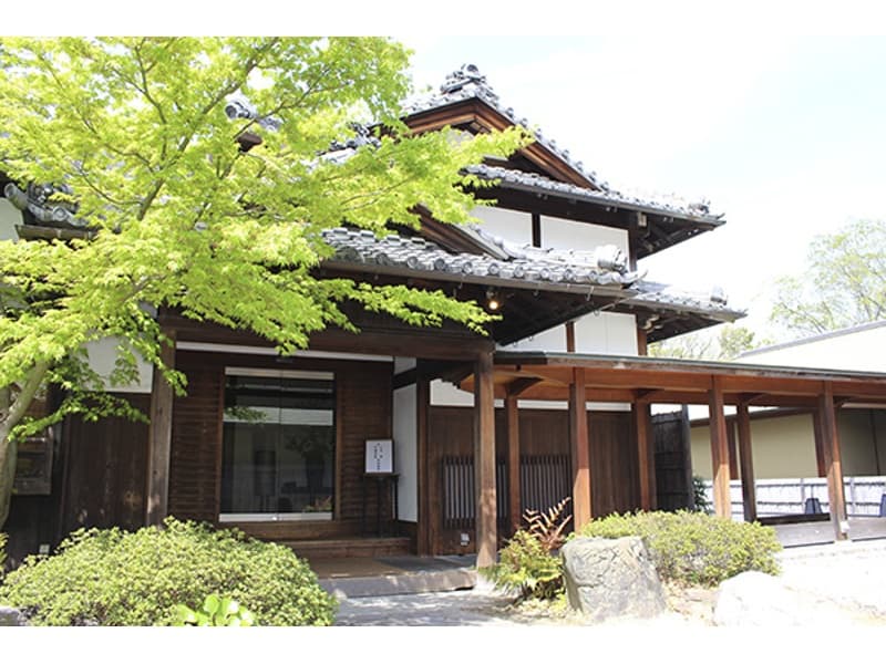 【蘇山荘】外観
1937年（昭和12年）、名古屋汎太平洋平和博覧会の
迎賓館和館として建築。博覧会終了後に徳川園に移築され、
2011年には、国の有形文化財にも登録されました。