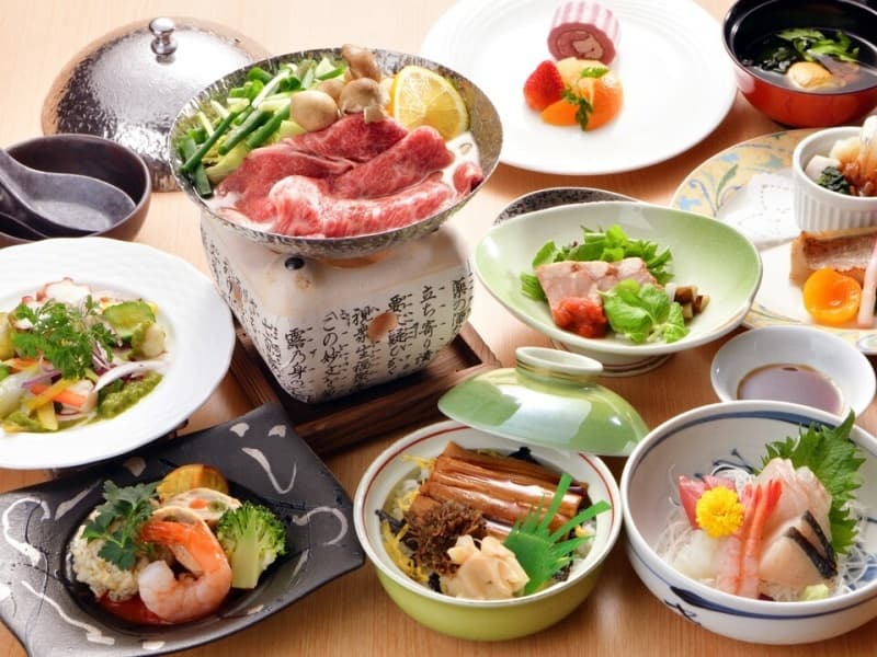 【要予約】四季折々季節会席
料理長が厳選した季節の素材を使用した「季節の会席料理」
ご家庭の行事、会社関係の接待などでご利用下さい。
季節の食材を使用した料理長おすすめの会席料理です。