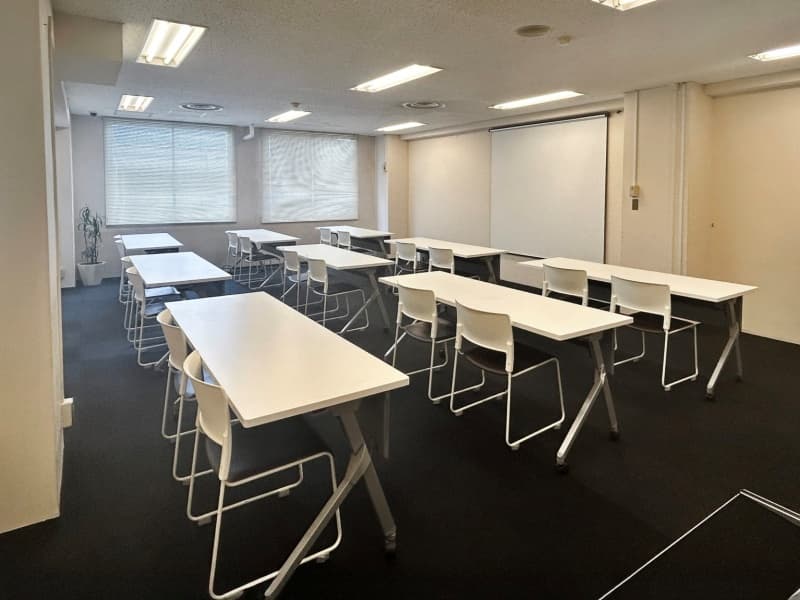 セミナールーム/8F

【収容人数】
最大20名様まで

【設備】
スクリーン
長机（キャスター付）
スタッキングチェア
ハンガーラック

【空調】
冷房/暖房：あり
※季節外・時間外の利用は別途料金かかります
※8Fのスペース一括管理です