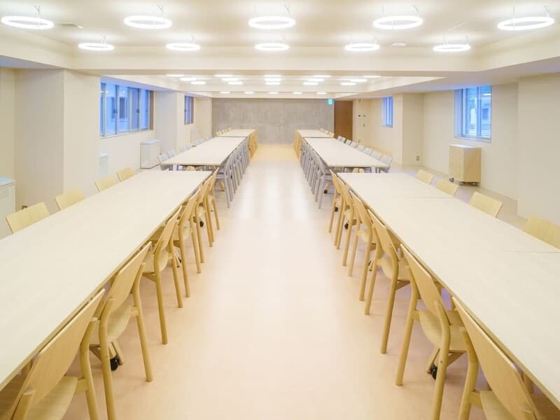 【会場：HALL】
会議室兼食事会場となります。