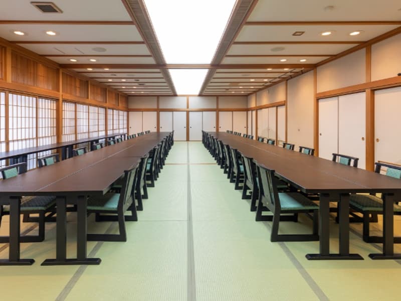 最大108名収容可能な大宴会場、小宴会場とございます。