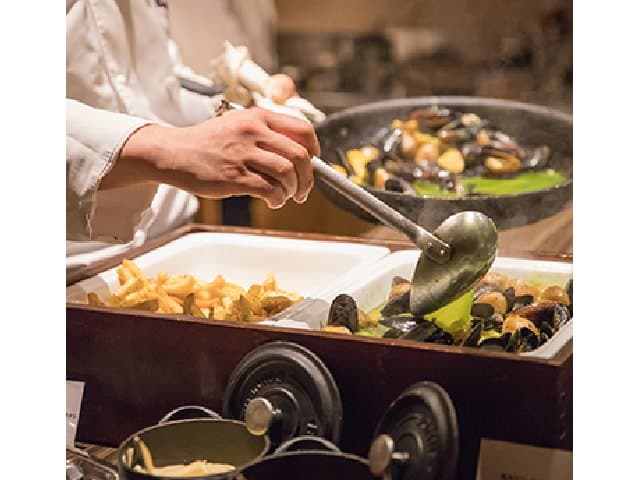 ビュッフェ料理は2Fのオープンキッチンで出来たてのお料理をお楽しみ下さい。