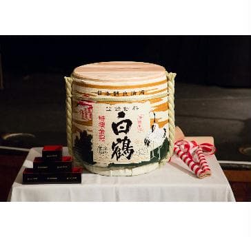 鏡開きでパーティを盛り上げることも可能です。

鏡開きプラン+おひとり様330円（税込）
鏡開きに必要な道具一式、人数分の升と日本酒をご用意いたします。