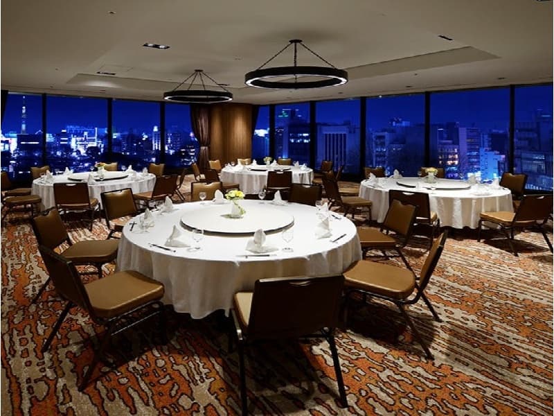 【個室ディナー】
OBOG会や接待、会食会、記念日のお食事など、色々な色に変わる東京スカイツリー®と共にゆっくりお過ごしください。