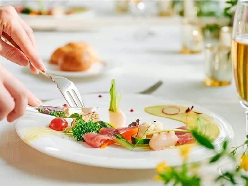 鹿児島で最も愛される絶品料理《薩摩フレンチ》
当館の料理長が提供するのは「五感にうったえかける料理」。味や見た目の美しさはもちろん、香りや食感、音にまでこだわった、五感に響く一皿をご提供しております。