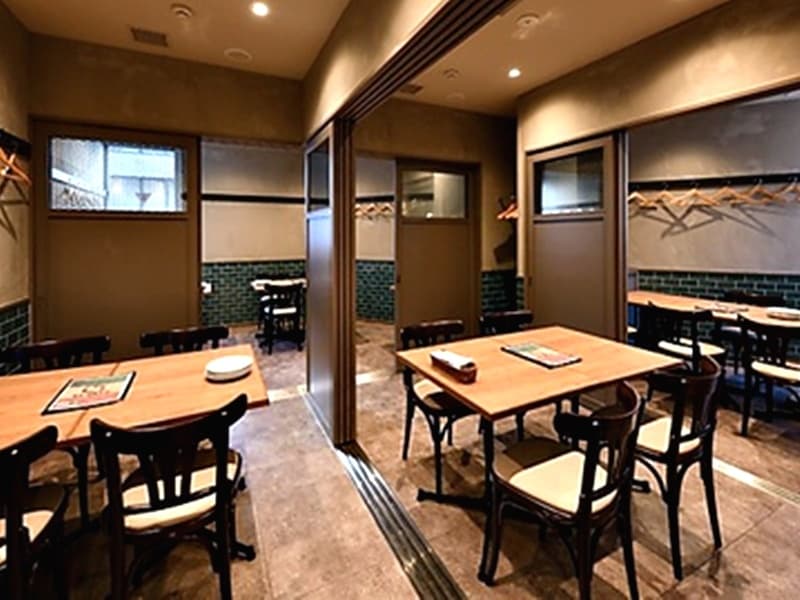 4部屋ある個室は仕切りを外せば最大20名様でのパーティーも可能です。また貸し切りの場合はクロークや控室、更衣室としてもご利用頂けます。