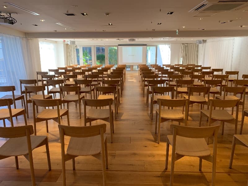 スクリーンやプロジェクター、マイクや音響設備を完備しており、会議や表彰式にもお使いいただけます。