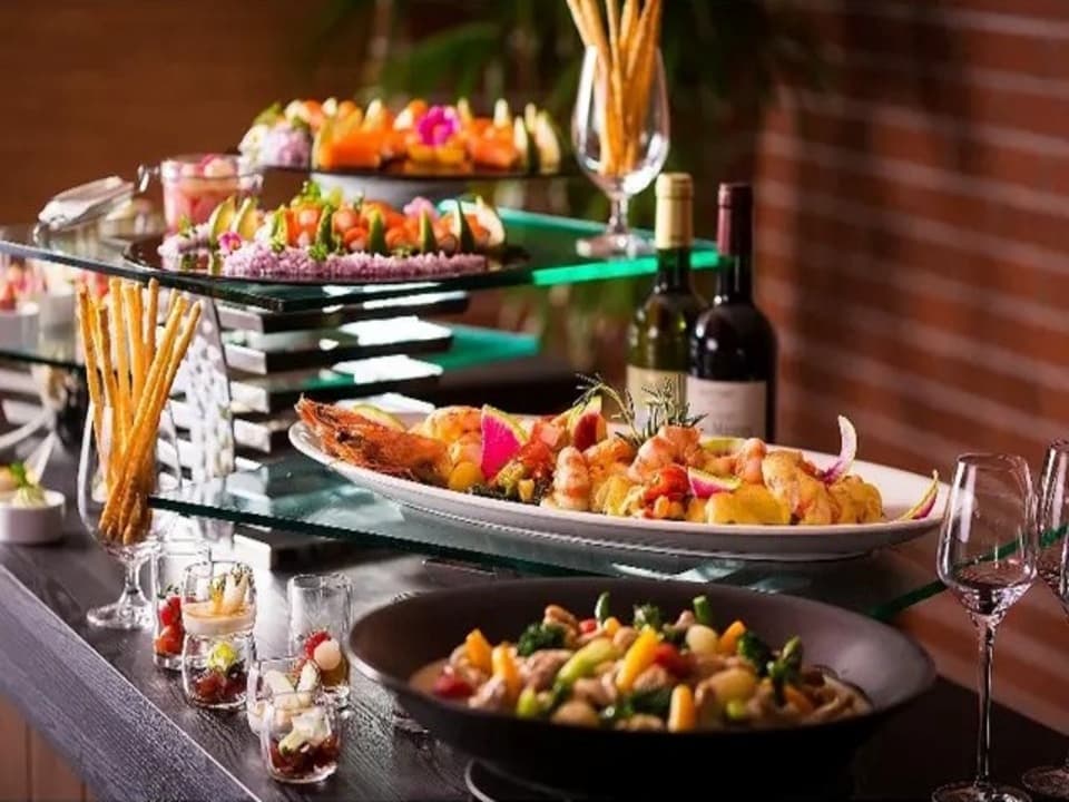 【ブッフェ料理イメージ】
周年パーティや懇親会、歓送迎会、忘新年会などのお集まりにもおすすめのブッフェ形式のお食事。
お料理を召し上がりながら心通うひとときをお過ごしください。
