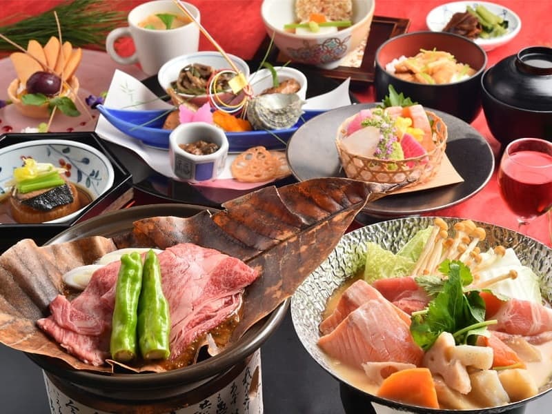 料理長が旬の地場食材を活かした創作会席でおもてなし。スタンダードからプレミアムまでコースが揃い、宴の食卓を華やかに彩ります。