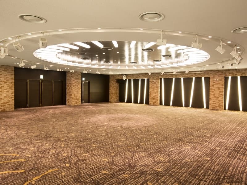【2F 燦-SAN】（面積343㎡ / 天井高3.3m）
＜北欧の木漏れ日＞北欧の森林の中に差し込む光をモチーフにした、シックな空間をイメージした会場です。
立食220名 / 正餐140名 / スクール216名 / シアター275名