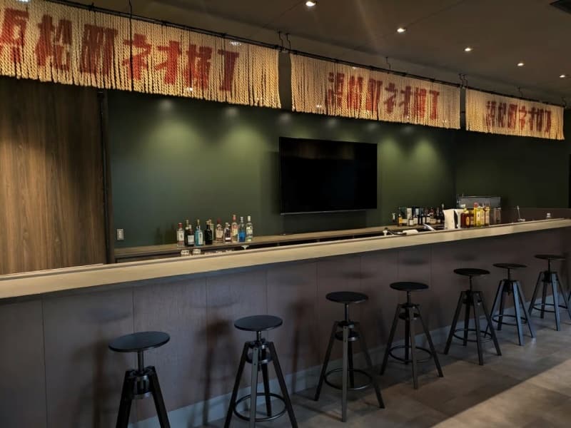 「BARエリア」収容人数：着席26名、立食40名。モニター、大型スクリーン、プロジェクター、マイク・スピーカーのご利用が可能です。