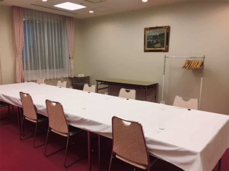 【3階　福】面積35㎡
着席18名／スクール15名／ロの字18名　少人数様の打合せやご会食にぴったりの会場です。