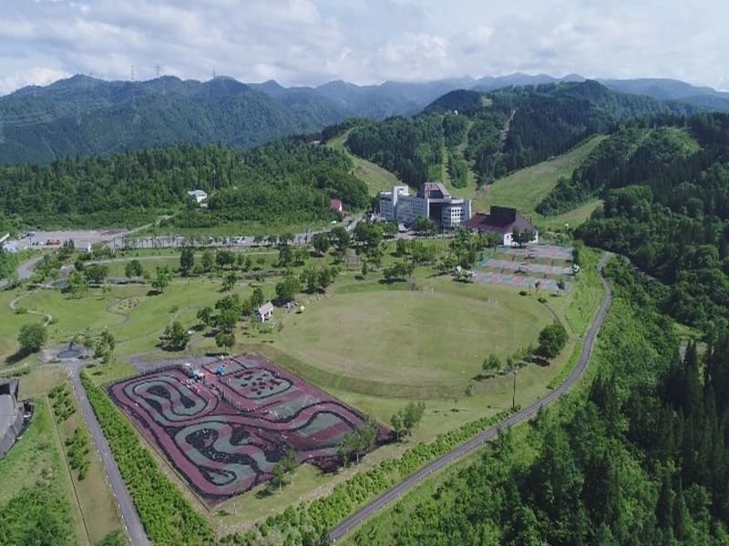 【施設全景/グリーンシーズン】
標高６５０ｍの津南高原に広がるオールシーズンリゾート　