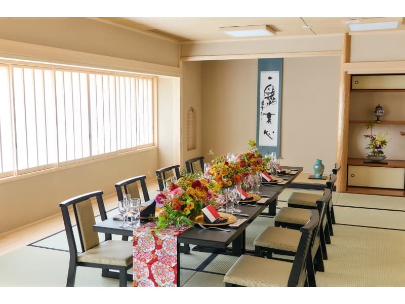 2F【嵯峨野】人生儀礼の家族での会食や茶室にもなる伝統と気品あふれる和の空間
＊椅子席～16名
＊室内にお手洗い完備