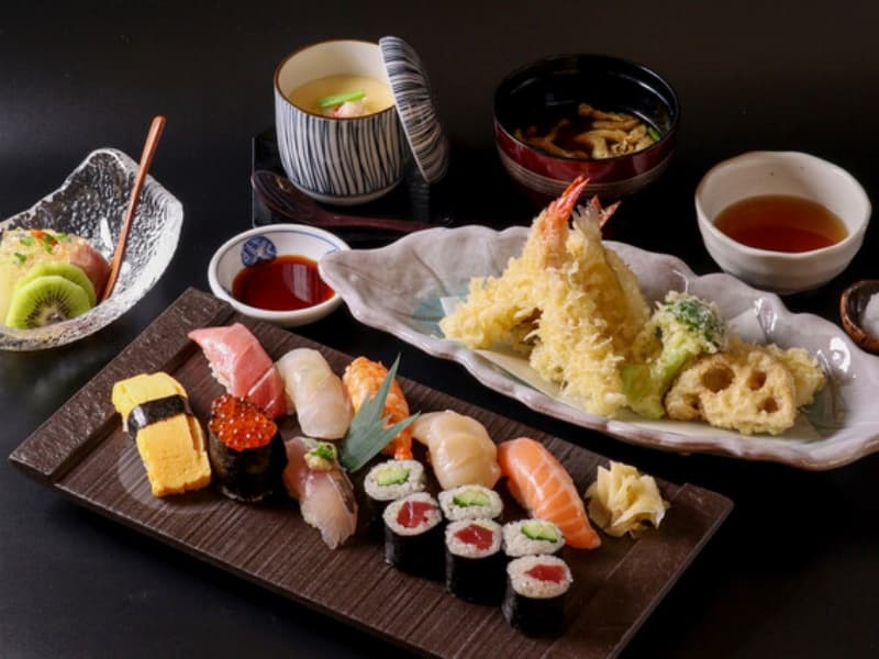 寿司と天ぷらが一度に楽しめる、贅沢な本格和食御膳。和の魅力を一膳にぎゅっと凝縮