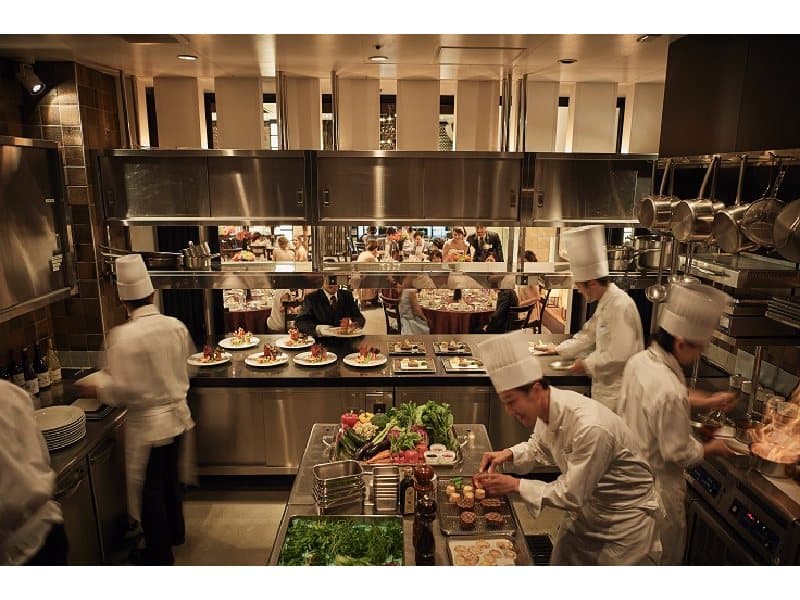 各会場に併設のキッチンより出来立てのお料理を提供致します。