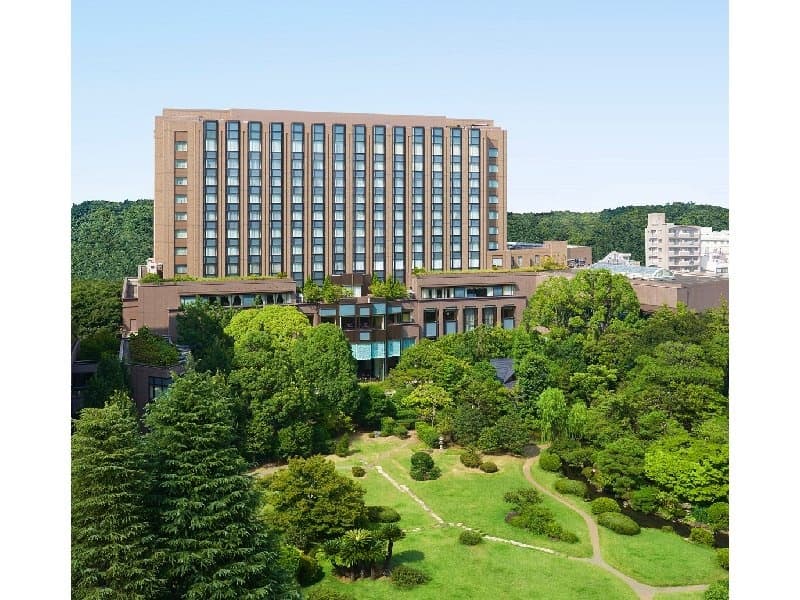 “閑静な地にたたずむヨーロピアンクラシックの館”
緑豊かな文化と伝統の地・早稲田の杜に建ち、内装はヨーロピアンクラシックなインテリアでまとめられた、都会の喧騒とは別世界の穏やかで優雅な空間を提供するホテルです。