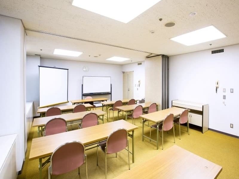 【研修室】34㎡（10坪）
教室スタイル２５名まで可　２分割も可能　　
同タイプで　２室あり