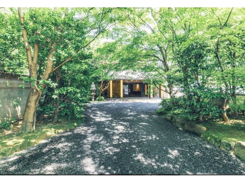 風格ある外観と日本庭園はそのままに、
シンプルな現代アートの要素をまとった
モダン空間でゲストをお出迎え