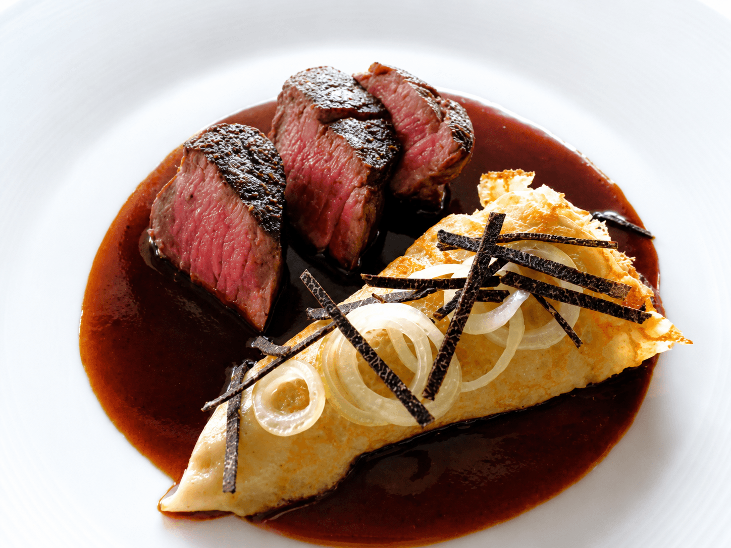 料理そのものが特別な演出となる、芸術性の高いフレンチをご堪能いただけます