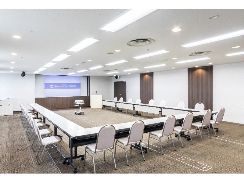 【視聴覚室(コの字形式)】
132㎡の広さを有し、講演会、研修、セミナー、会議など、幅広い用途に対応可能な多目的スペースです。
レイアウトは、ディスカッションやワークショップに適したロの字形式から、より多くの参加者を収容できるスクール形式まで柔軟に対応。