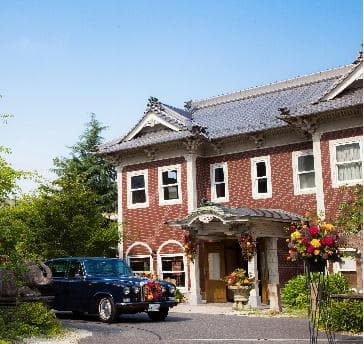 ノスタルジックな赤レンガ造りの「後藤邸」は、地元鵜沼にあった大正時代の迎賓館を移築した歴史的建造物。 織物や壁画などハイグレードな本物の装飾品がそろっているため、完成から約100年経った今でも古さを感じさせません。