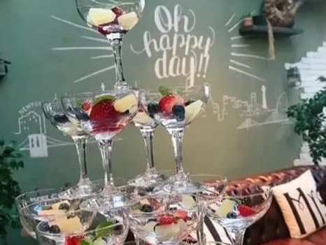 5段55個のフルーツ入りシャンパンタワー