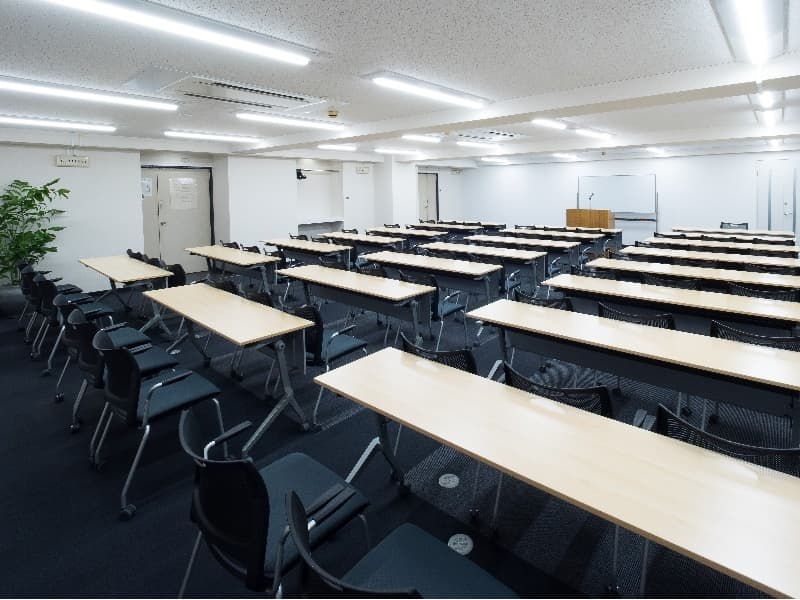 約100㎡の大きな会場【406号室】は一昨年改装したばかりのとても綺麗なお部屋です。壁にプロジェクターの画面を投影出来る仕様になっております。説明会やセミナー開催にうってつけです。