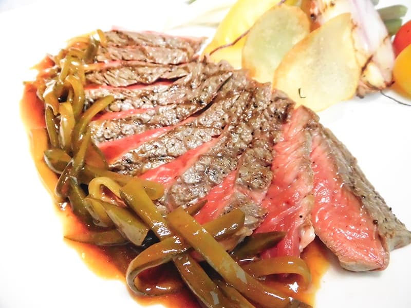 季節ごとの旬素材で作られるシェフこだわりの美味秀逸なパーティメニュー。その味わいを深めてくれるドリンクも多数ご用意。 親しみやすいブッフェスタイルと安定のオンテーブルスタイルなど、メニュー等へのご要望等も承りますのでお気軽にお問合せください。