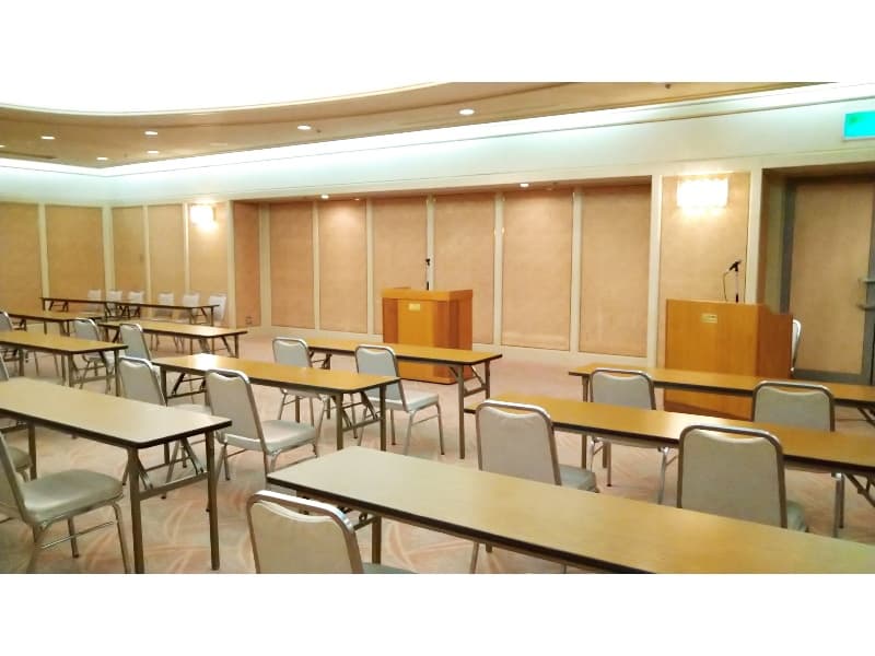 ●クリスタルルーム　157㎡（42坪）　ご出席人数に応じて様々なテーブルバリエーションに対応します。