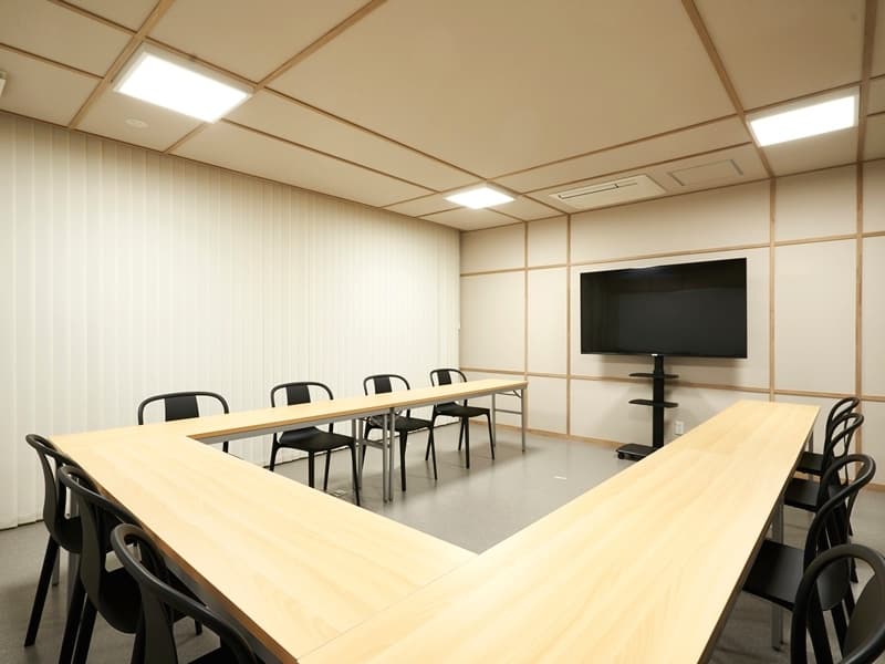 ■マルチルーム『コノ字形式』
大型モニターを利用してのWEB会議にお勧めです。
最大収容人数は15名様までとなります。
大型モニターを利用してのWEB会議、ホワイトボードも完備しており使用料は会場費に含んでおります。