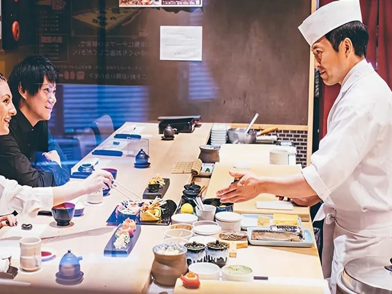 【お食事：寿司職人乗船プラン】
オプションとしてその他お食事に追加することも可能です。
寿司職人が船上で握る本格寿司をお楽しみいただけます。
会の目的やご希望に合わせて、基本コースから極上厳選コースまでご用意しております。