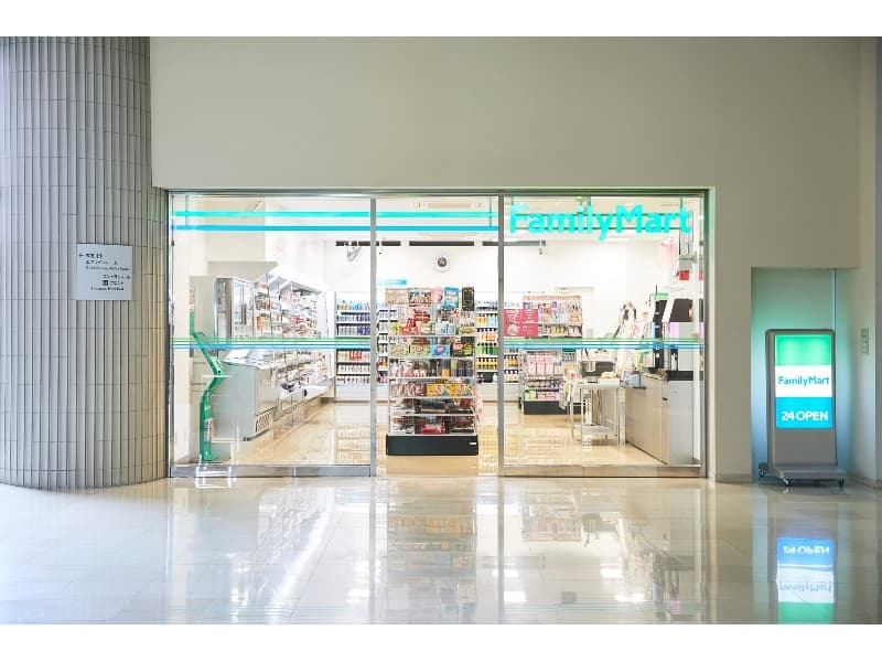 コンビニエンスストア（ファミリーマート）
24時間営業

自動販売機コーナーのご用意もござます。
3・6・9階（本館）

氷は3・6・9階（本館および南館）にて無料にてご用意いたしております。