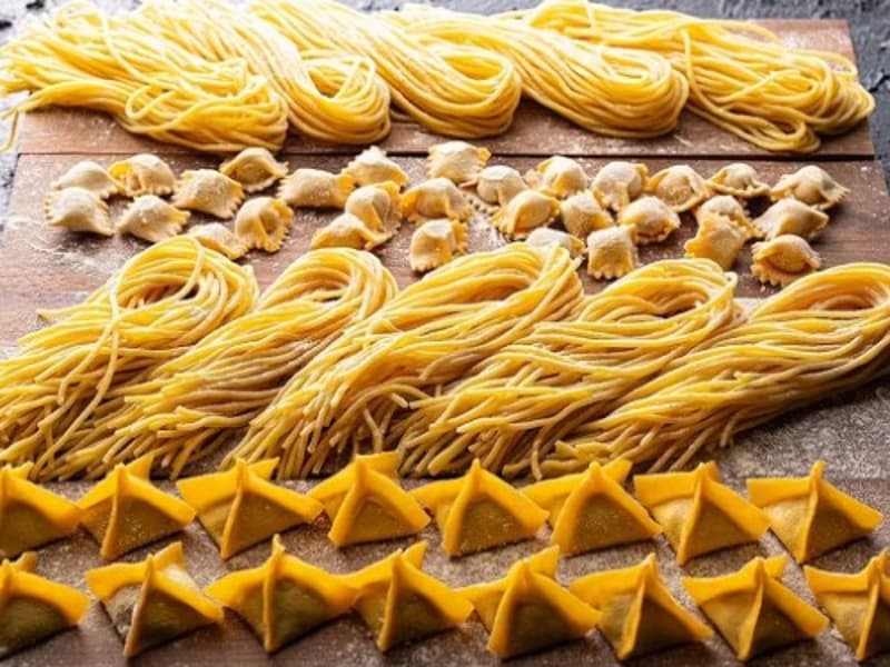 オリジナルブレンドのセモリナ粉を使用し、日本人が好む食感へと近づけた自家製麺。