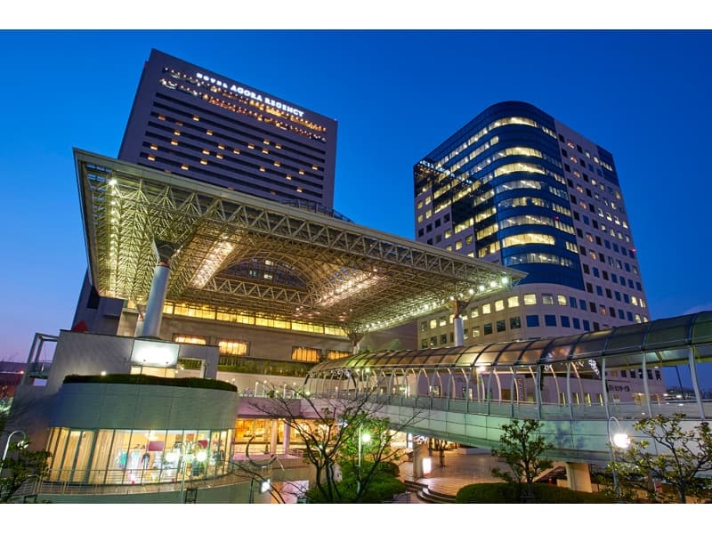 南海本線堺駅西口直結でアクセス抜群。大阪ミナミの最寄駅「南海なんば駅」から急行で約10分。大阪の空の玄関口「関西空港」から急行で約37分の好立地。堺駅からインテックス大阪方面の路線バス（有料）も運行しております。