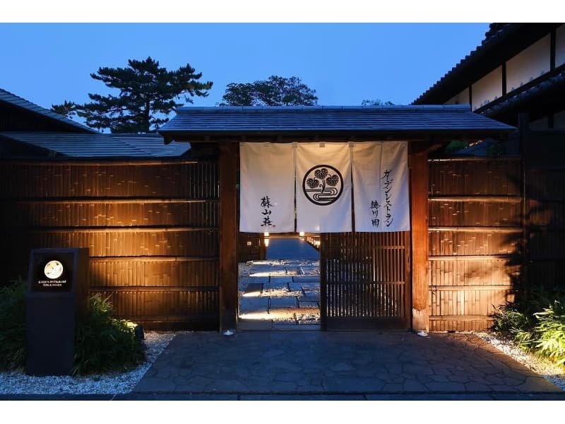 暖簾をくぐると日本庭園「徳川園」に囲まれた特別な空間が広がります。四季折々の美しい庭園を眺めながら、ぜひお食事をお楽しみください。