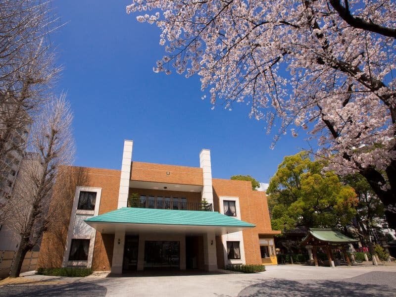 緑ゆたかな若宮八幡社の境内にある若宮の杜迎賓館