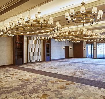 大航海時代の貴族邸宅をイメージした大宴会場【マグノリア】280㎡
スクール：150名様　シアター：210名様　着席：140名様　立食：170名様
大きなシャンデリア、高級感を演出するインテリアや木のあたたかさを生かした格式の高さを感じさせる宴会場です。