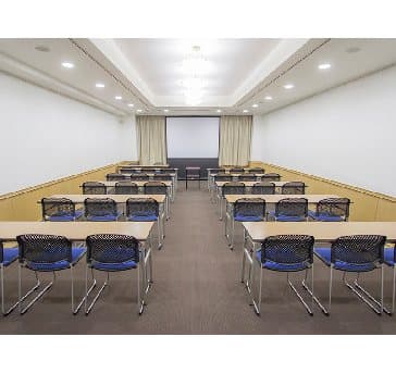 最大シアター型で７０名収容可能です。

お客様の用途に合わせてレイアウトさせていただきます。

「会議・研修・セミナー・展示会・パーティー等」、様々なニーズに合わせてご利用いただけます。