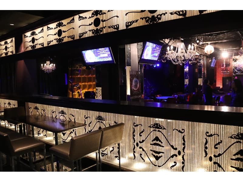 バーやホールに5台のテレビモニターを設置