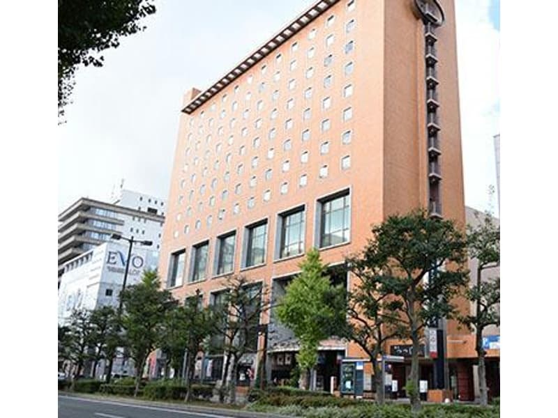博多駅より徒歩５分、福岡空港から車で１５分の好アクセス。遠方からのゲストも招待しやすいのが魅力です