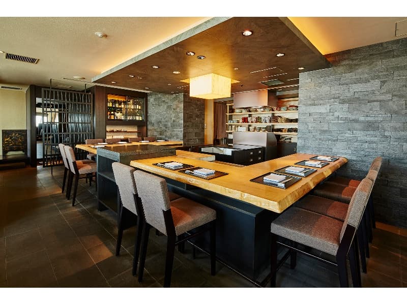 【tempura & sushi An】
着席:35名　立食:60名
ユネスコ無形文化遺産に登録されたわが国が誇る「和食」。四季を取り入れた会席をメインに、旬の江戸前寿司と新たに天ぷらカウンターを据え、より皆様に楽しんで頂ける和食のワンダーランドに致します。